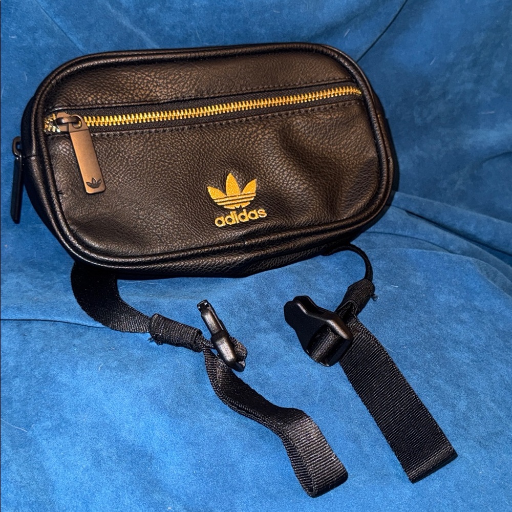 Adidas fanny pack adjustable straps like new two compartments